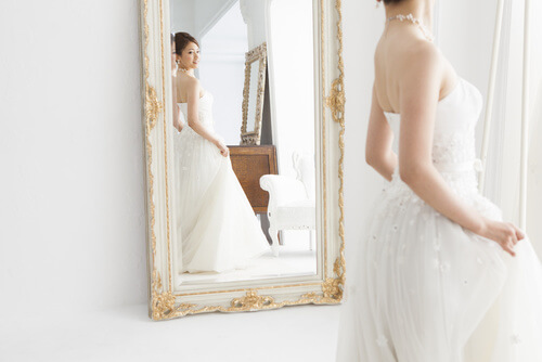 石垣島の鏡で衣装合わせするウェディングドレス姿の花嫁